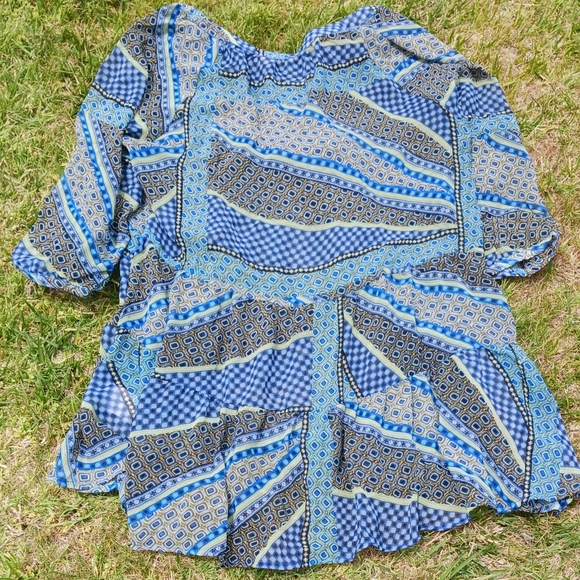 SUNSET RD., Sheer top. Size Large. - Picture 3 of 3